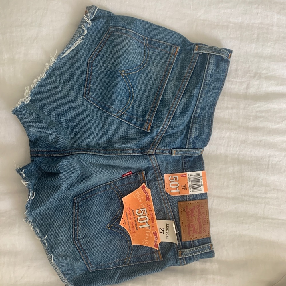 size 27 levi’s never worn 501 shorts!